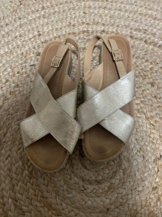 Sandalias de plataforma doradas de segunda mano en WALLAPOP