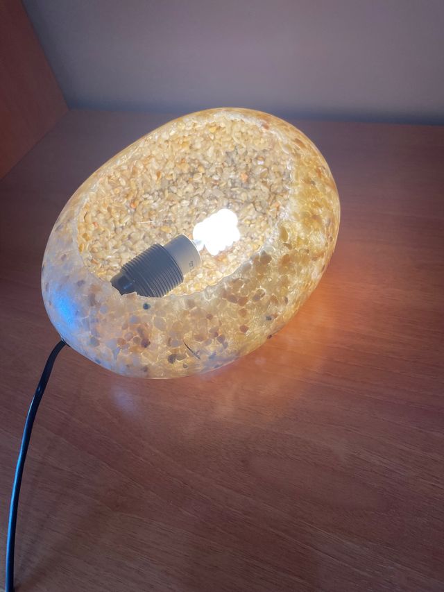 Lámpara de piedras pequeñas