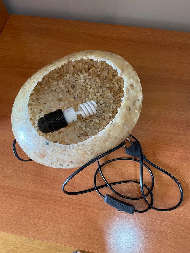 Lámpara de piedras pequeñas