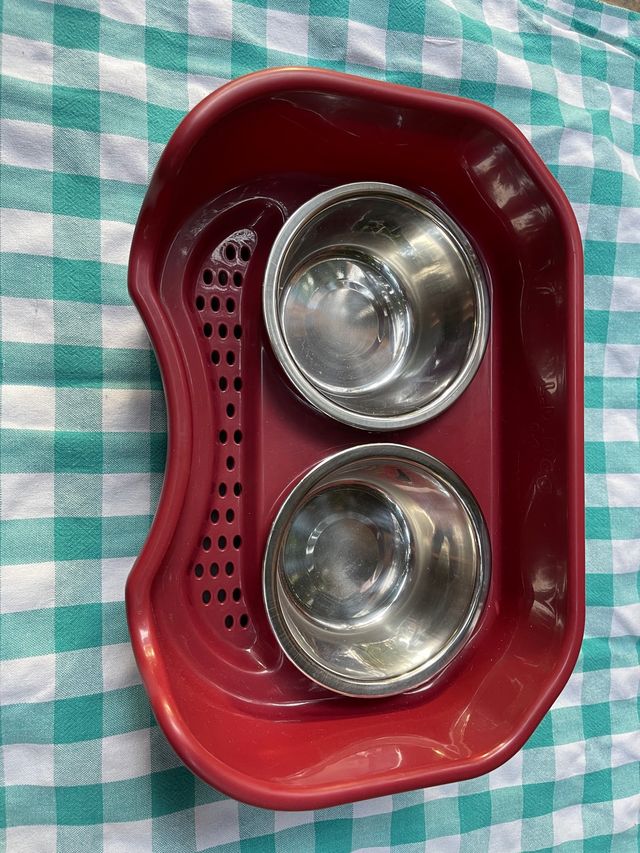 Pratico alimentatore con vassoio 