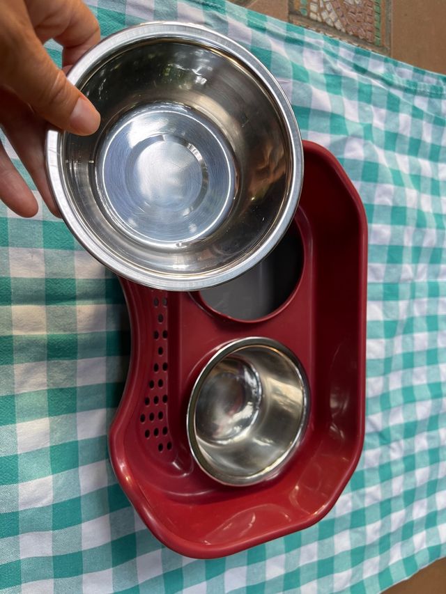 Pratico alimentatore con vassoio 