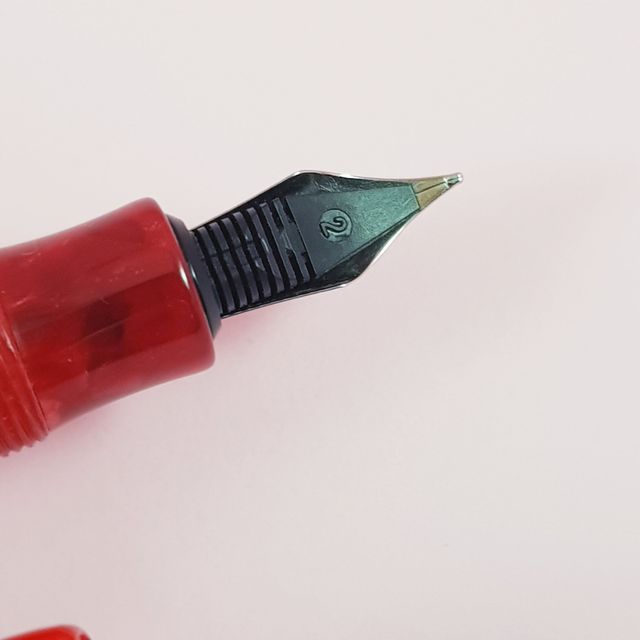 PLUMA ESTILOGRÁFICA-DISEÑO:TIPO DIONISIO LASUÉN