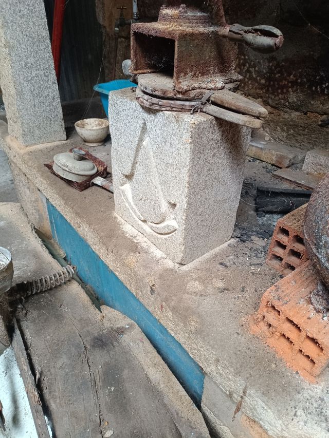 insignia Assassins Creed en piedra