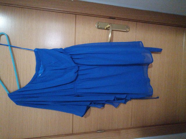 vestido azul asimétrico