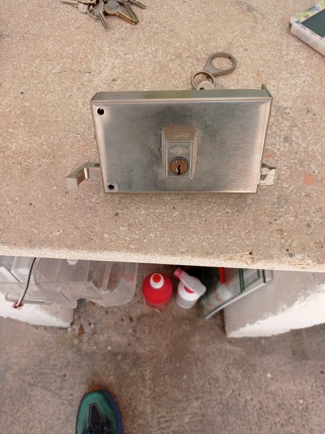 Cerrojo como nuevo con todas sus llaves