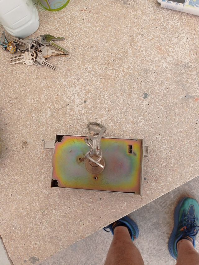 Cerrojo como nuevo con todas sus llaves