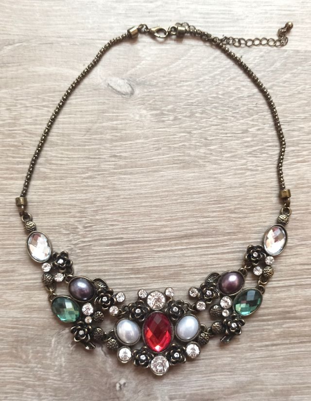 Collar estilo victoriano con estructura rígida en