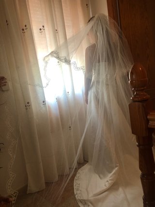 Se vende traje de novia y velo de segunda mano por 400 EUR en El Bosque en  WALLAPOP