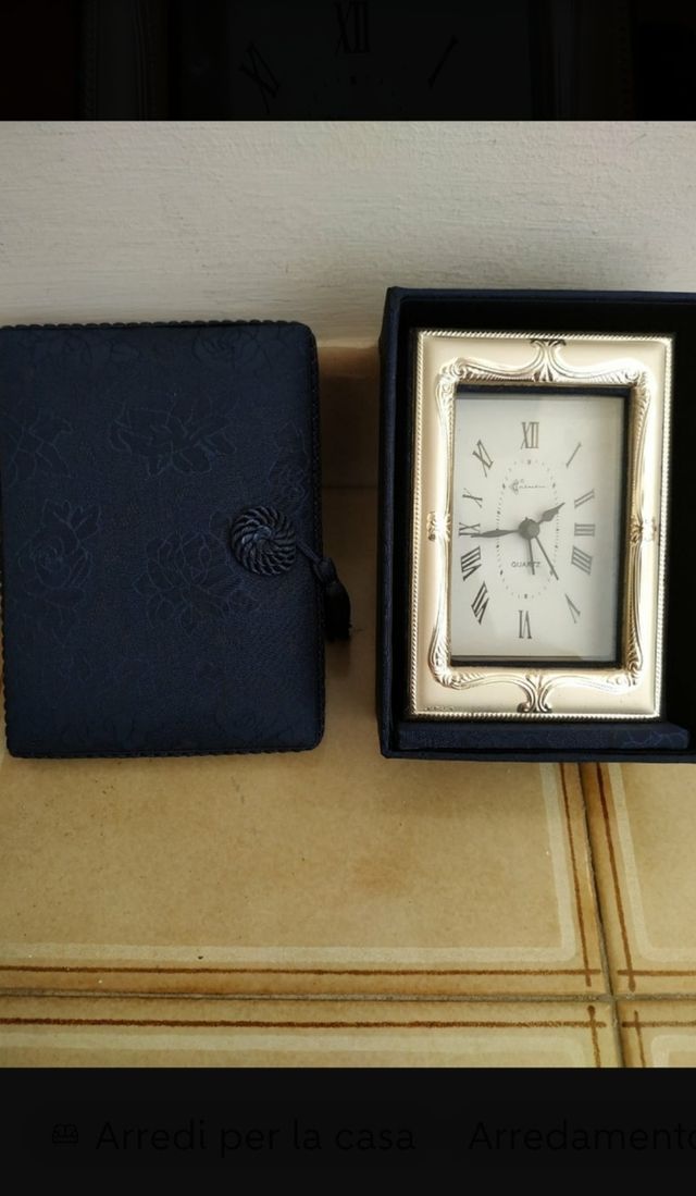 sveglia con bordo e cofanetto blu