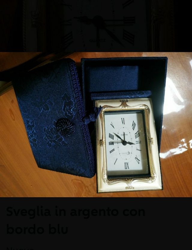 sveglia con bordo e cofanetto blu