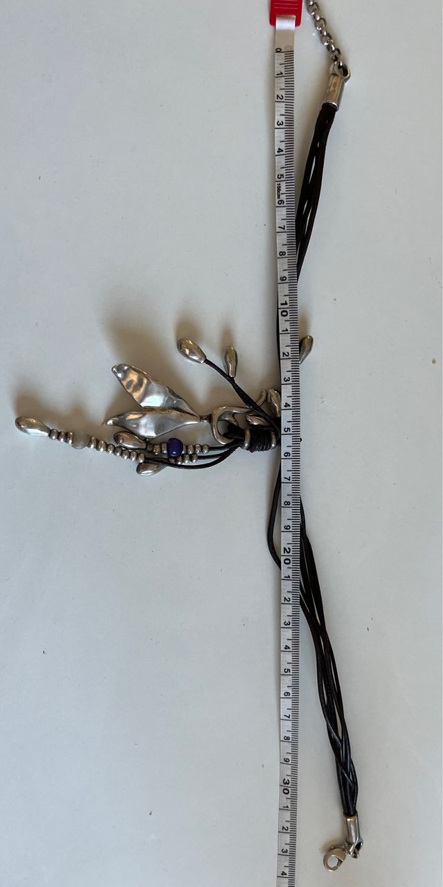 Collar de cuero y plata, Uno de 50