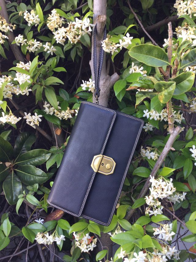 Cartera o bolso de mano de piel.