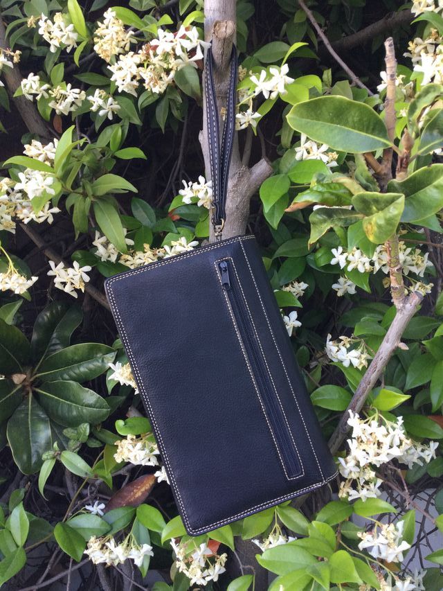 Cartera o bolso de mano de piel.