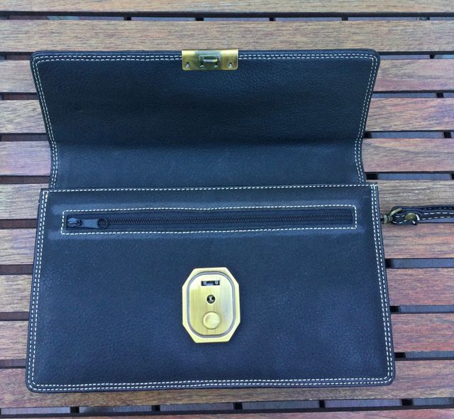 Cartera o bolso de mano de piel.