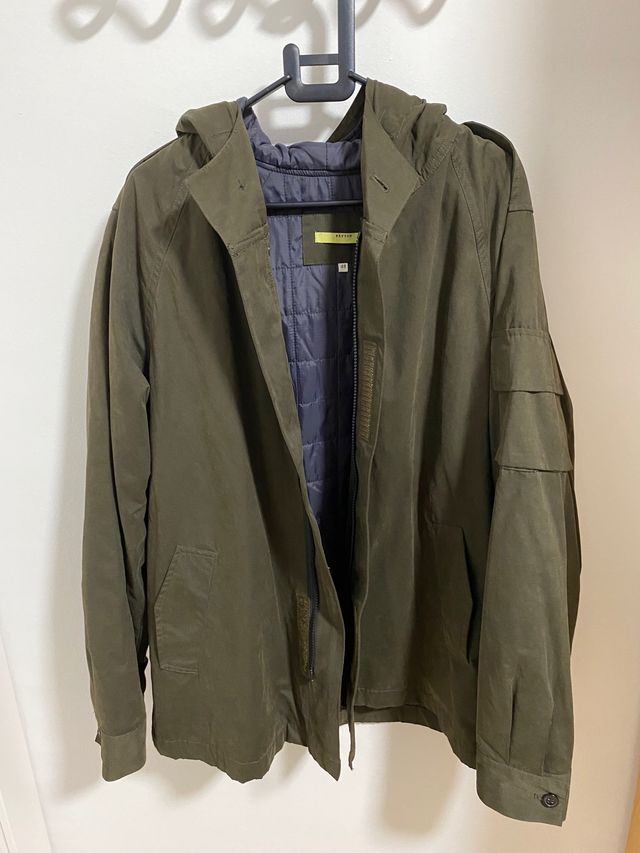 Chaqueta larga con capucha Peyton. Verde caqui.