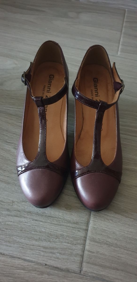 salón tacón de piel