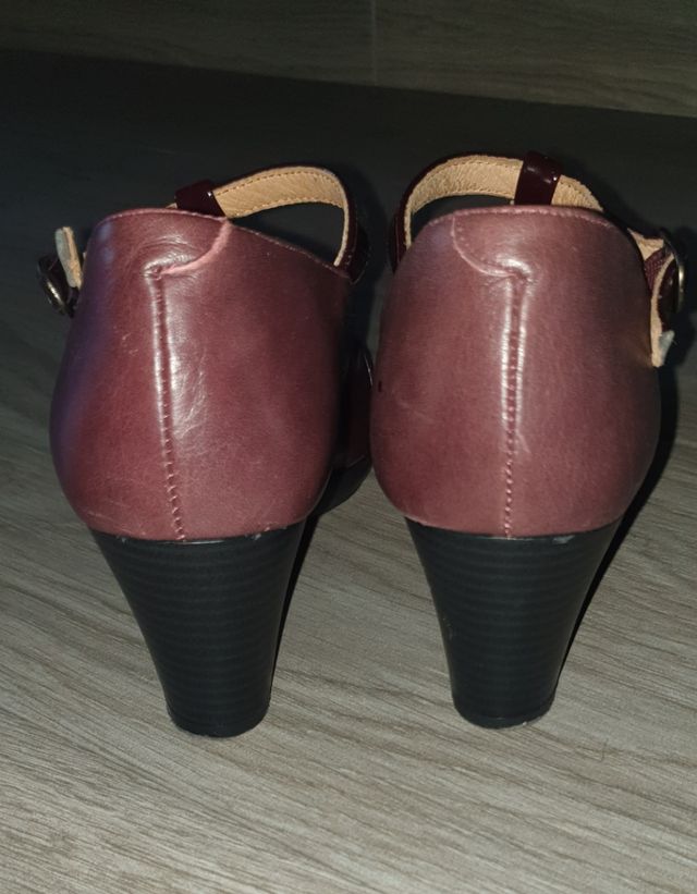 salón tacón de piel