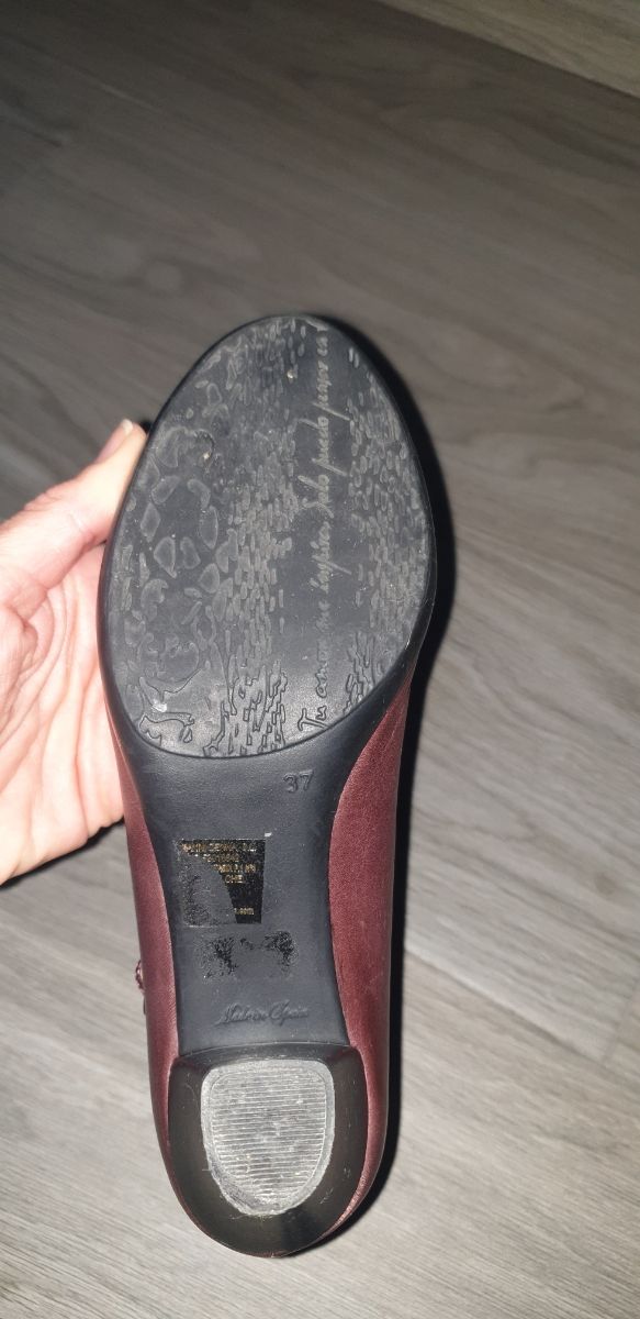 salón tacón de piel