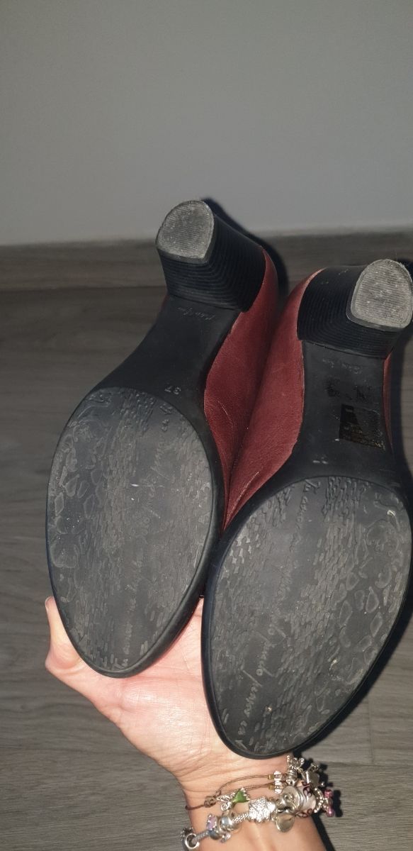 salón tacón de piel