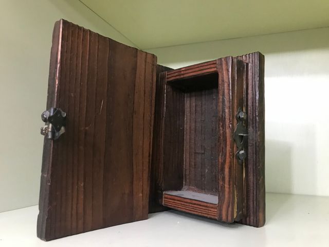 Cofre de madera en forma libro