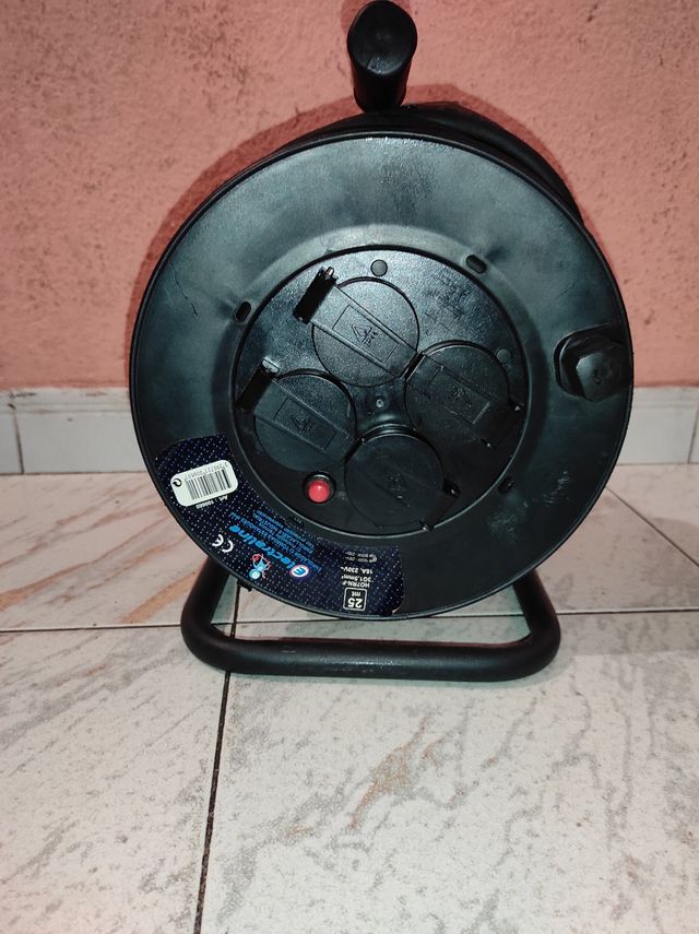 Enrollacable  con 4 tomas y cable de 25m