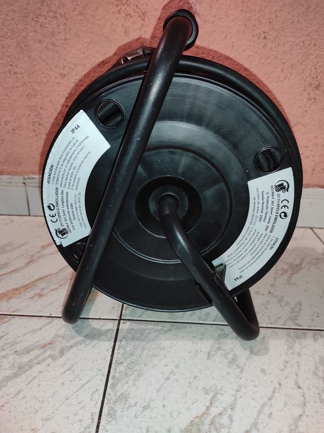 Enrollacable  con 4 tomas y cable de 25m