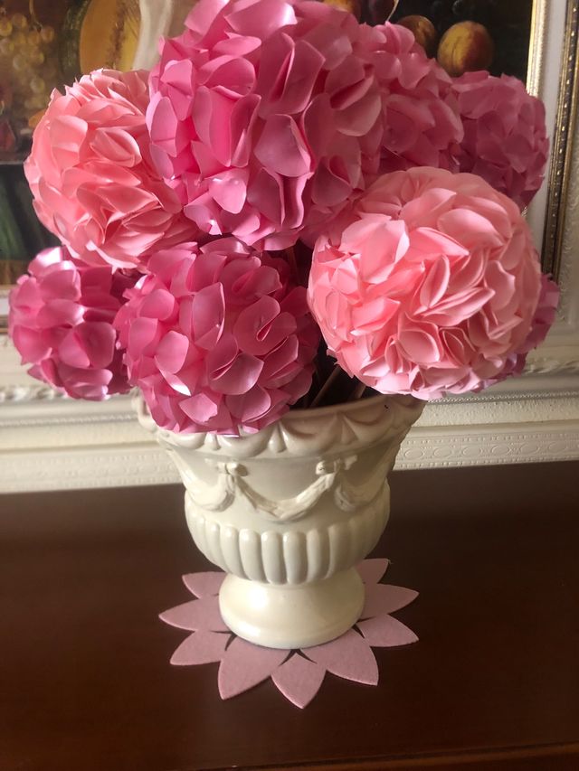 Jarrón con 12 flores y dos tapetes rosas