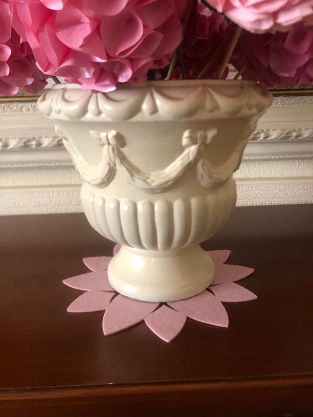 Jarrón con 12 flores y dos tapetes rosas