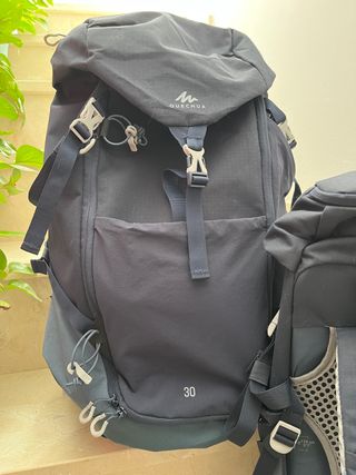 2 MOCHILAS MONTAÑA TREKKING 30 LITROS QUECHUA de segunda mano por 80 EUR en  Arcos de la Frontera en WALLAPOP