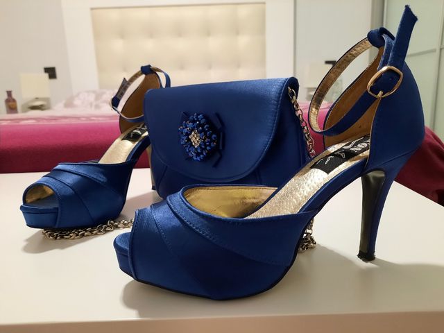 Sandalias azules y bolso a juego