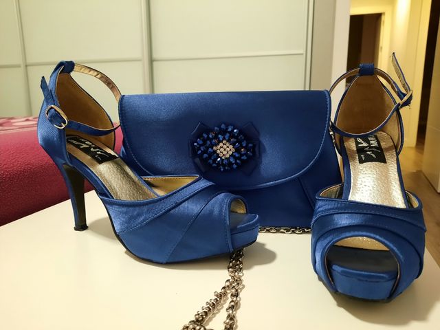 Sandalias azules y bolso a juego
