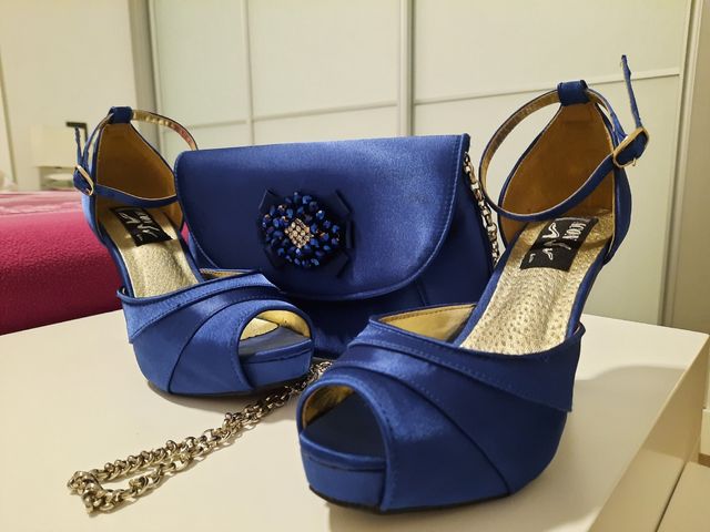Sandalias azules y bolso a juego