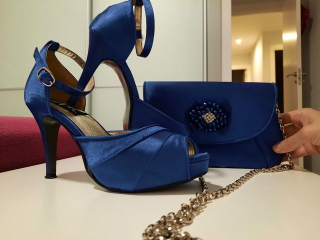 Sandalias azules y bolso a juego