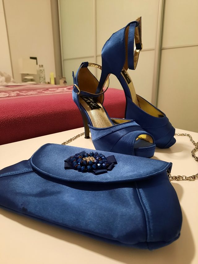 Sandalias azules y bolso a juego