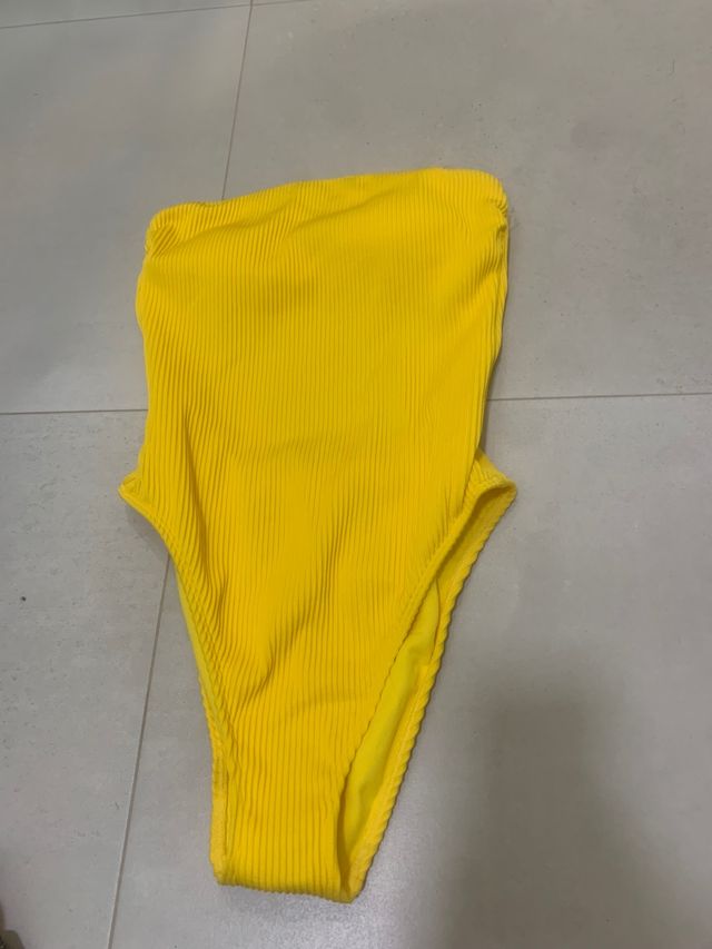 Bañador amarillo , talla S Hollister