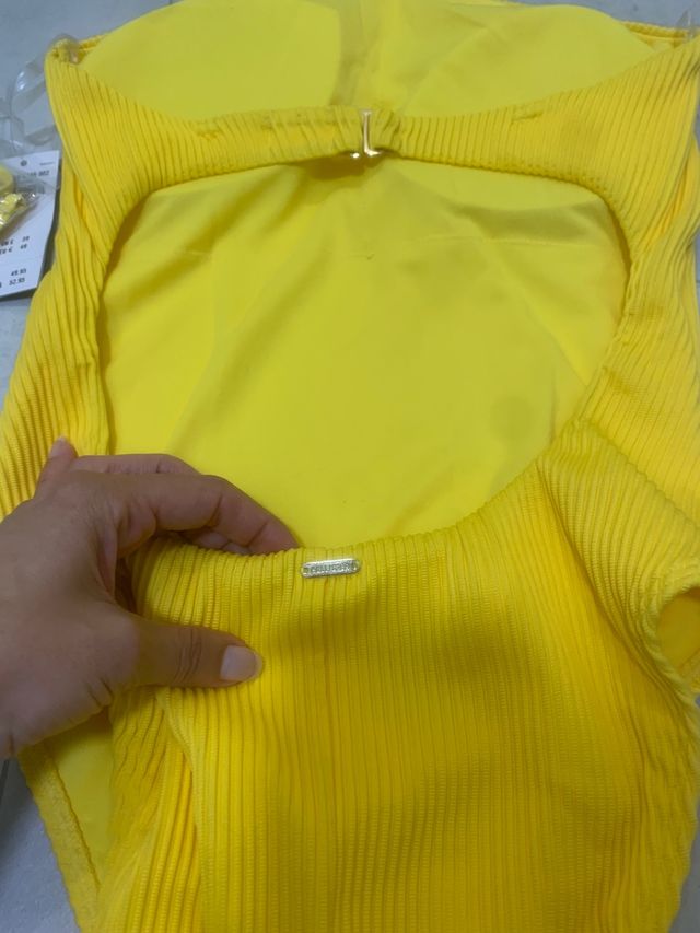 Bañador amarillo , talla S Hollister