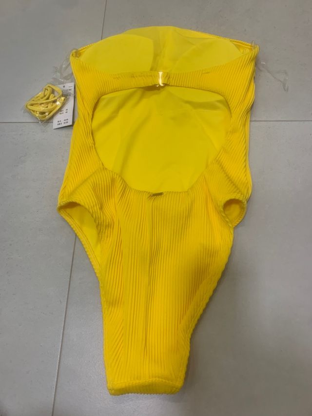 Bañador amarillo , talla S Hollister