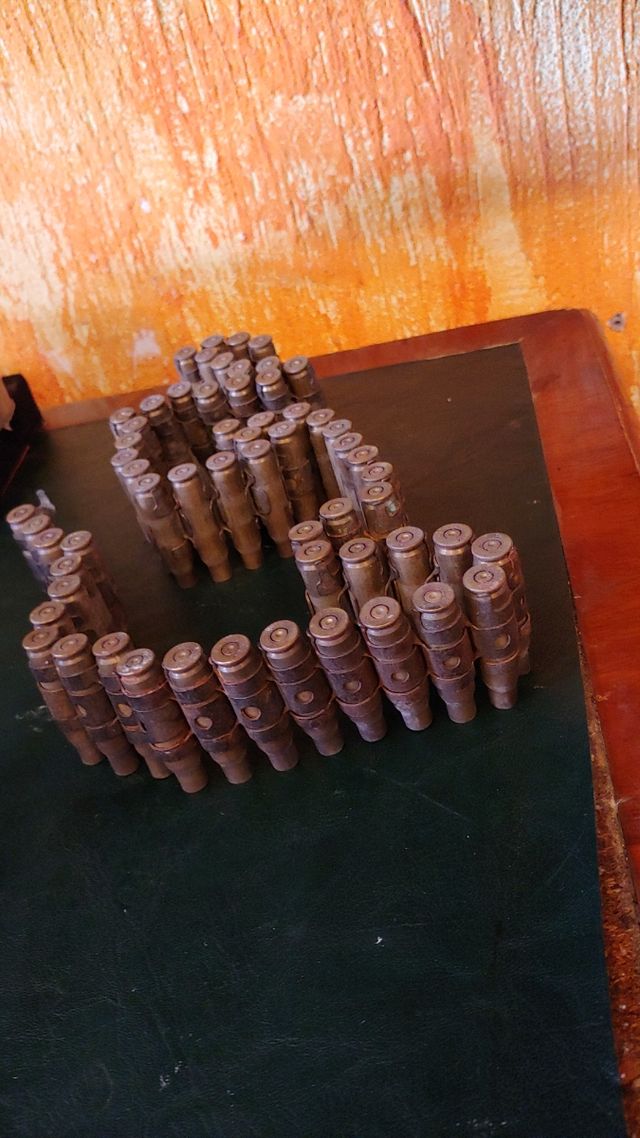 Dos piezas antiguas de la II G Mundial