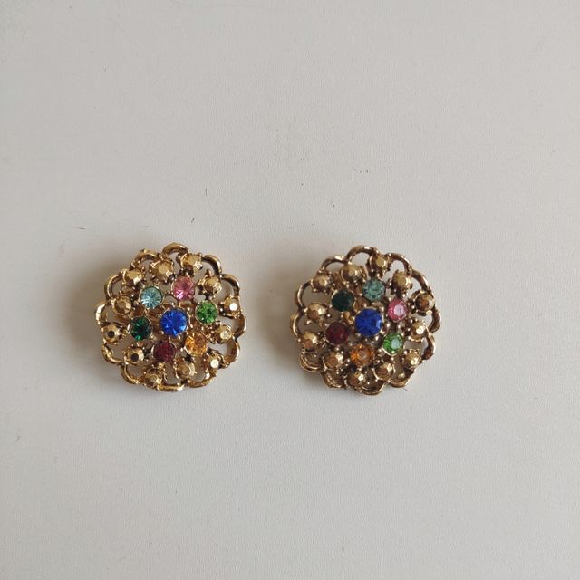 Vintage pendientes tono dorado con cristales multi