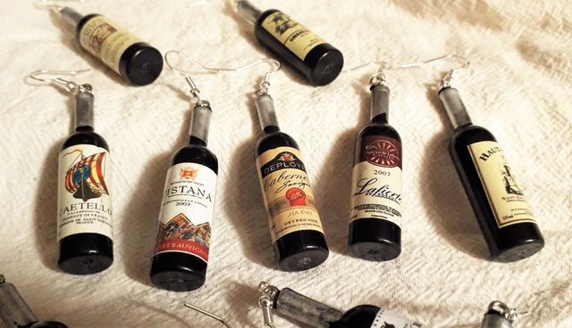 Lindos y originales pendientes de botella de vino