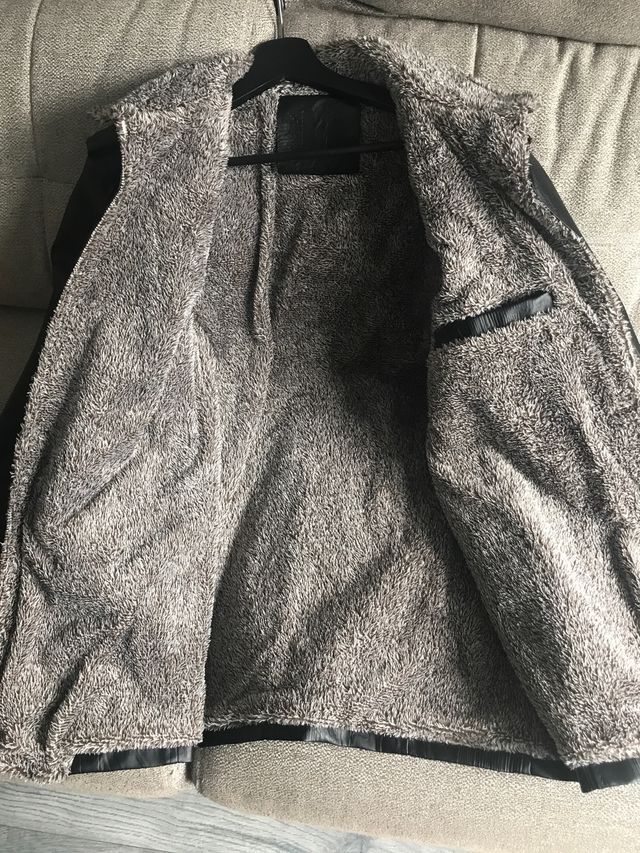 Chaqueta negra, piel sintética 