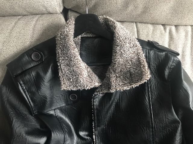 Chaqueta negra, piel sintética 