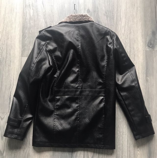 Chaqueta negra, piel sintética 