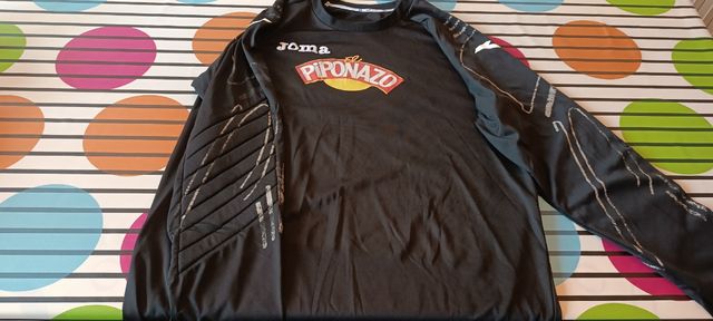 2Camisetas  y 3mitgeta de portero o jugador .