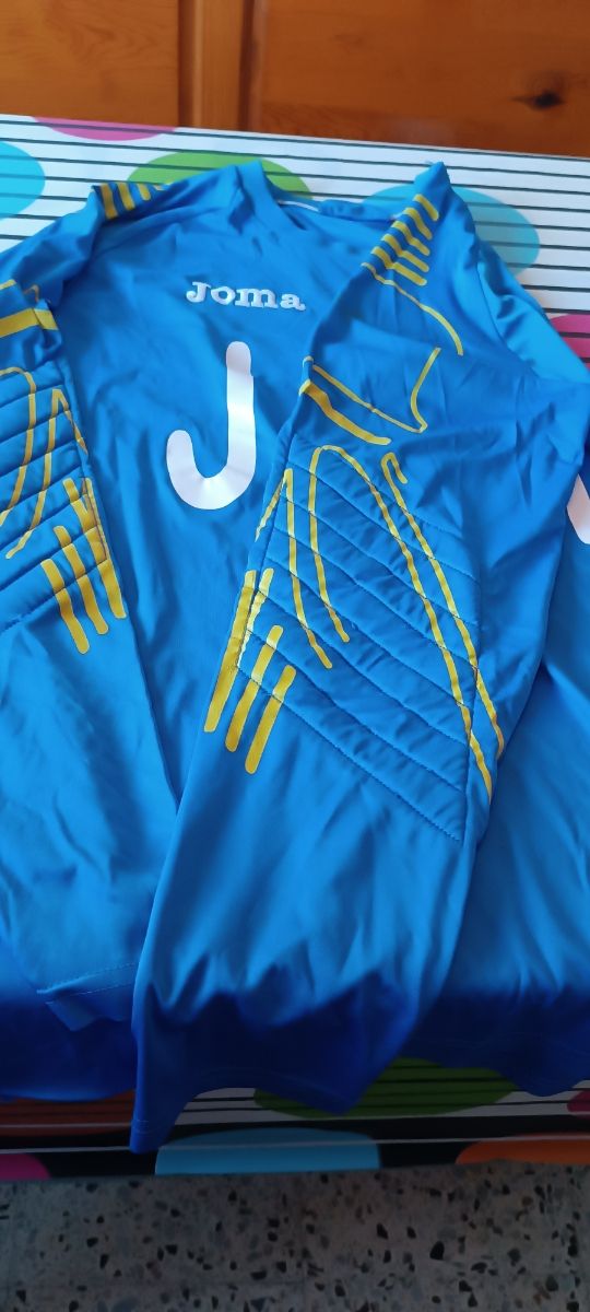2Camisetas  y 3mitgeta de portero o jugador .