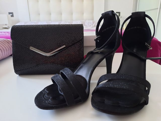 Sandalias negro brillo con bolso a juego