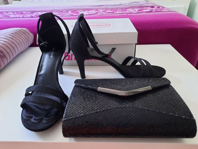 Sandalias negro brillo con bolso a juego