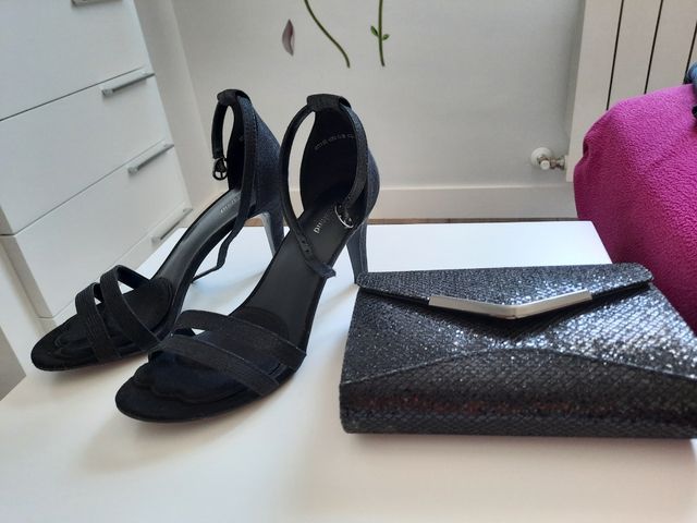 Sandalias negro brillo con bolso a juego