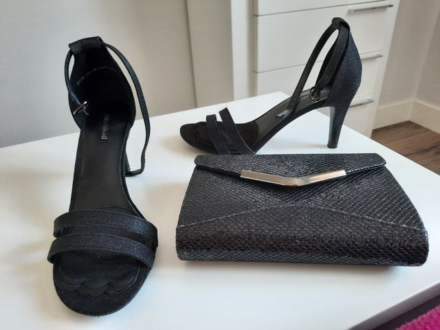 Sandalias negro brillo con bolso a juego