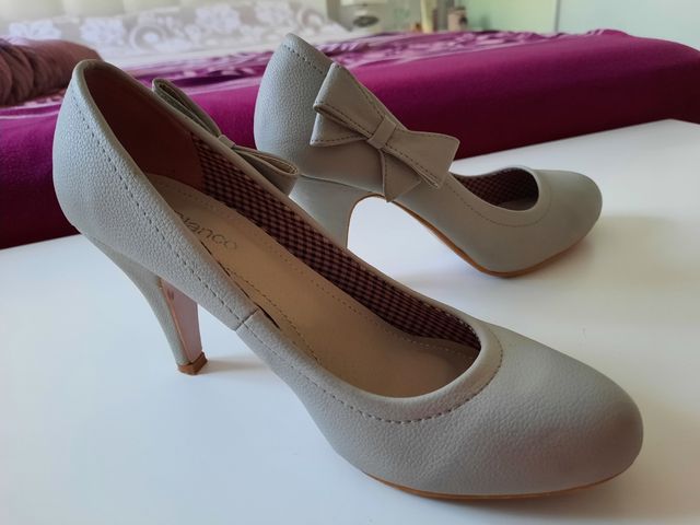 Zapatos grises con lazo